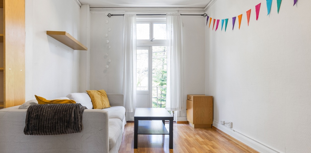 Luftig stue med balkong