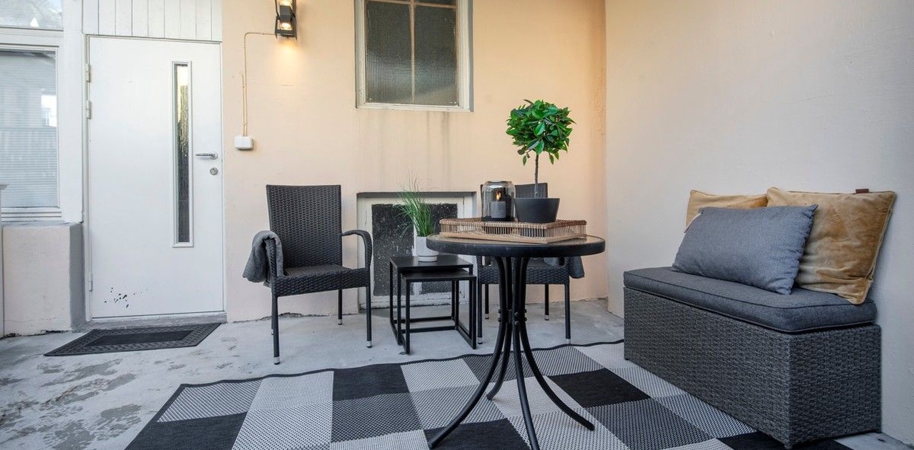 Stor, romslig terrasse på baksiden av leiligheten