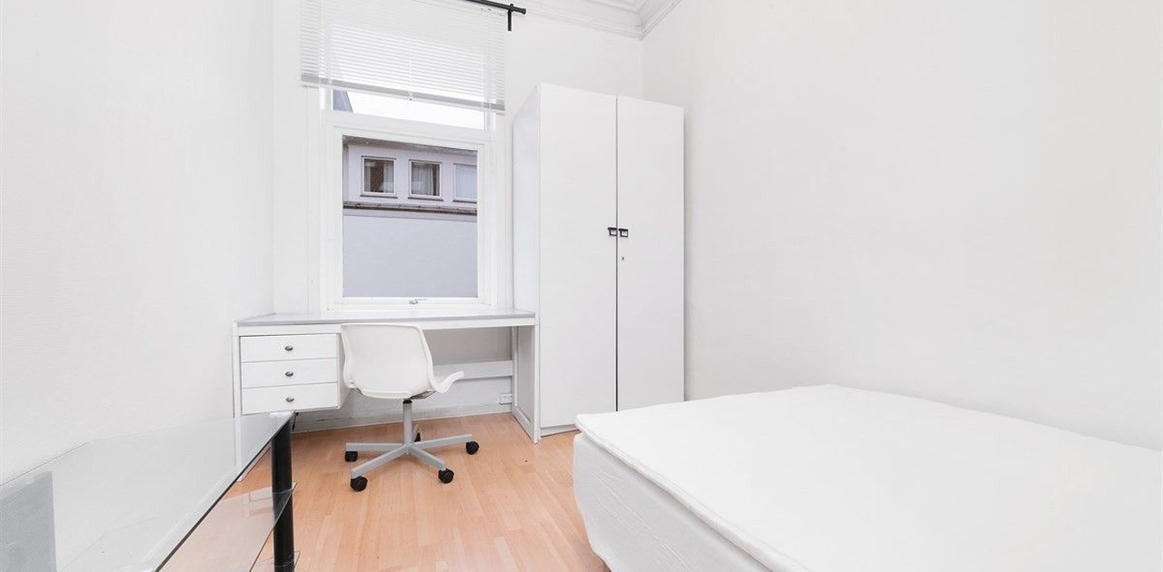 rom 1 LEDIG fra 01.10 , ca 10kvm