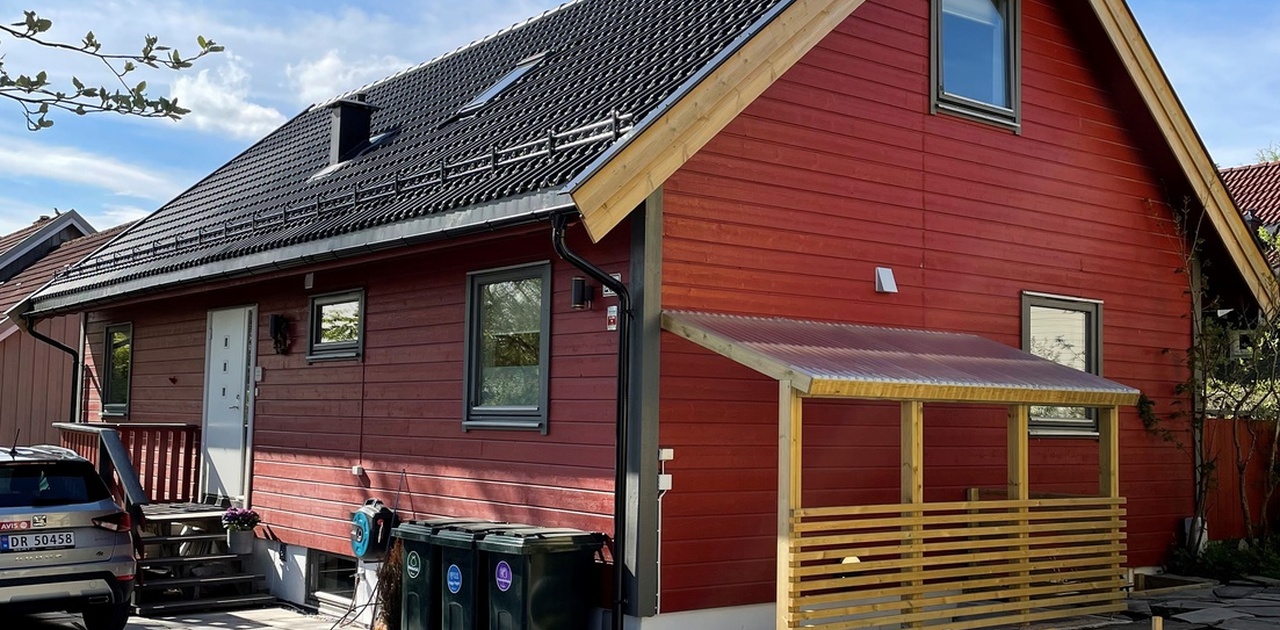 Fasade, huset er fra 1990, nylig pusset opp.