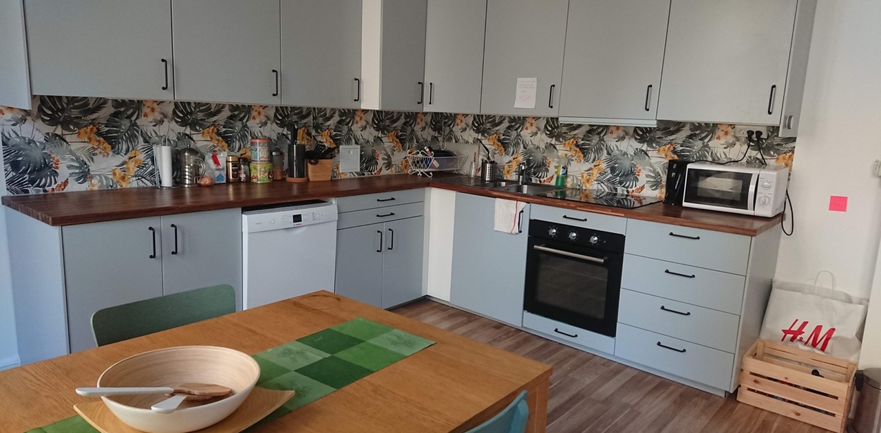 big cozy kitchen- living room