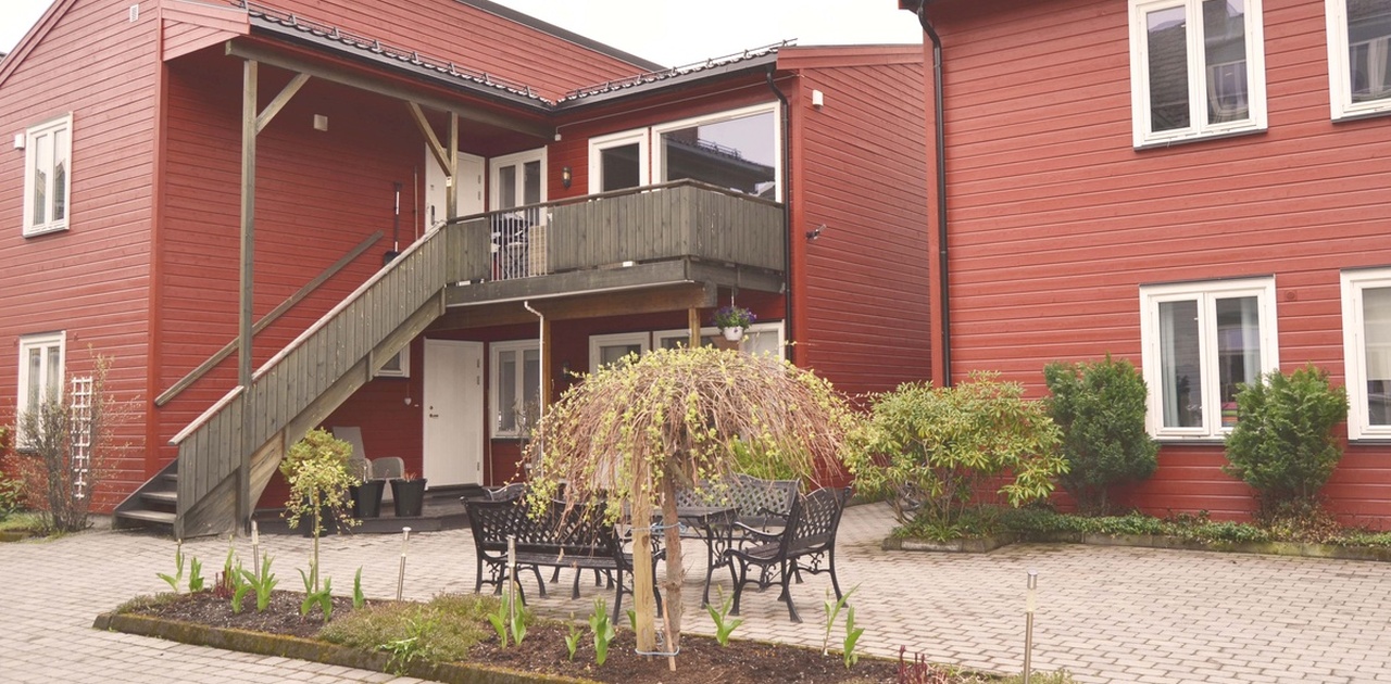 INTIM  OG VELHOLDT BAKGÅRD