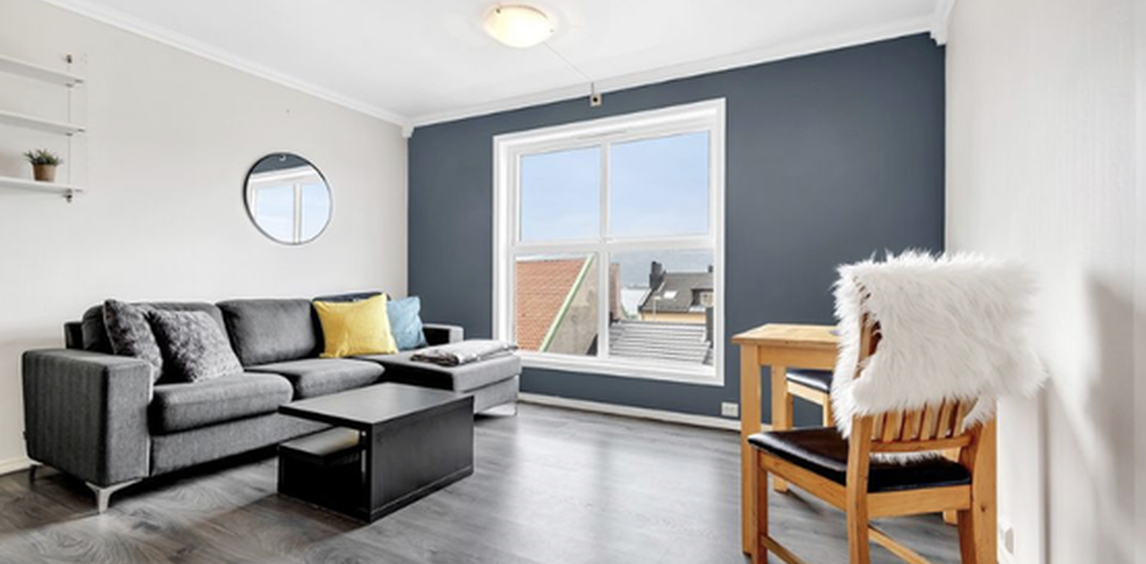 Store vindusflater gir god romfølelse og godt med naturlig lysinnslipp.