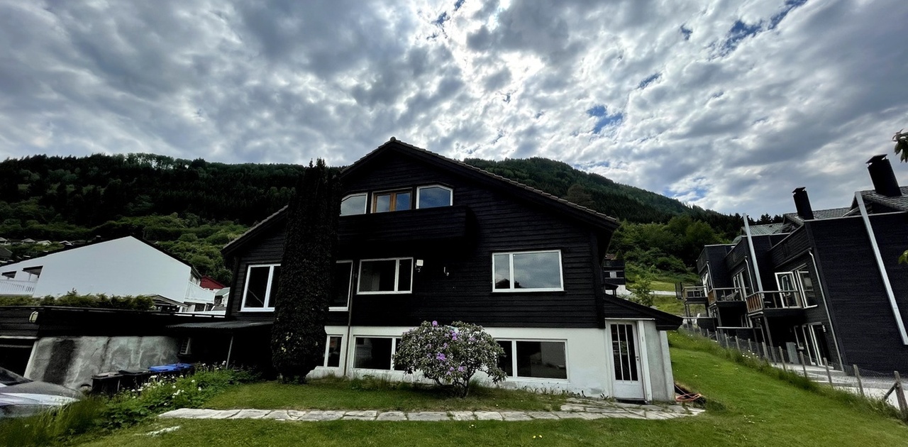 Fasade. Inngang kjellerleilighet på høyre side
