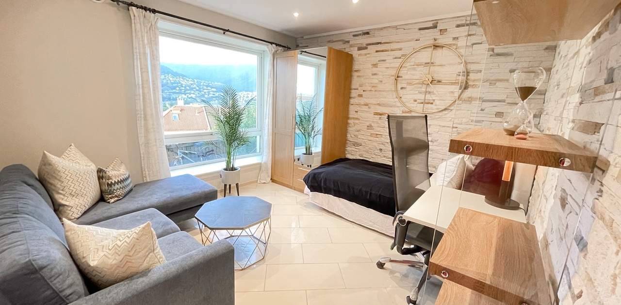 LEDIG: ROM 001 >  sokkelbolig: Kr 9 000,- pr. måned inkludert Internett og smartteknologi. Utsikt!