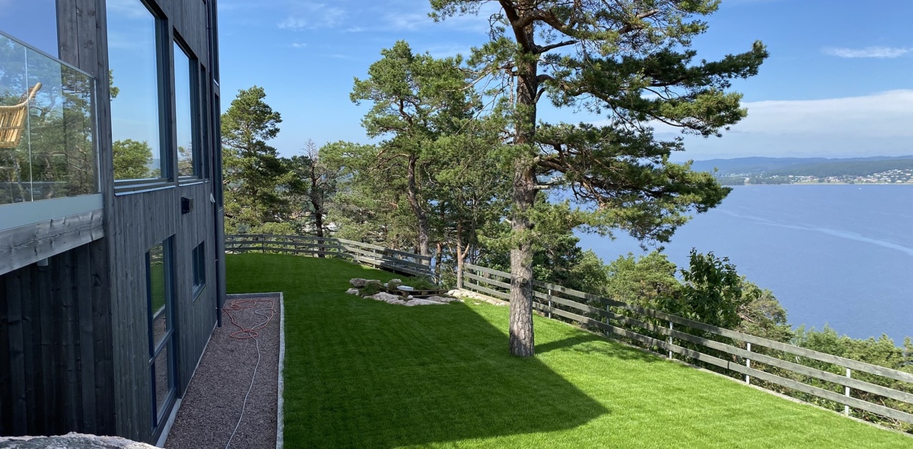 Hagen foran leiligheten