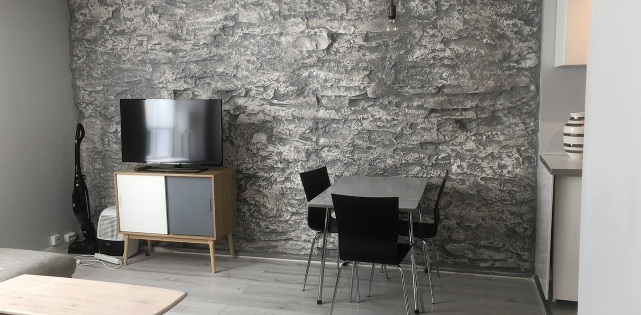 Spisebord. Per nå står kommode og TV på motsatt side (sofaen står der nå).