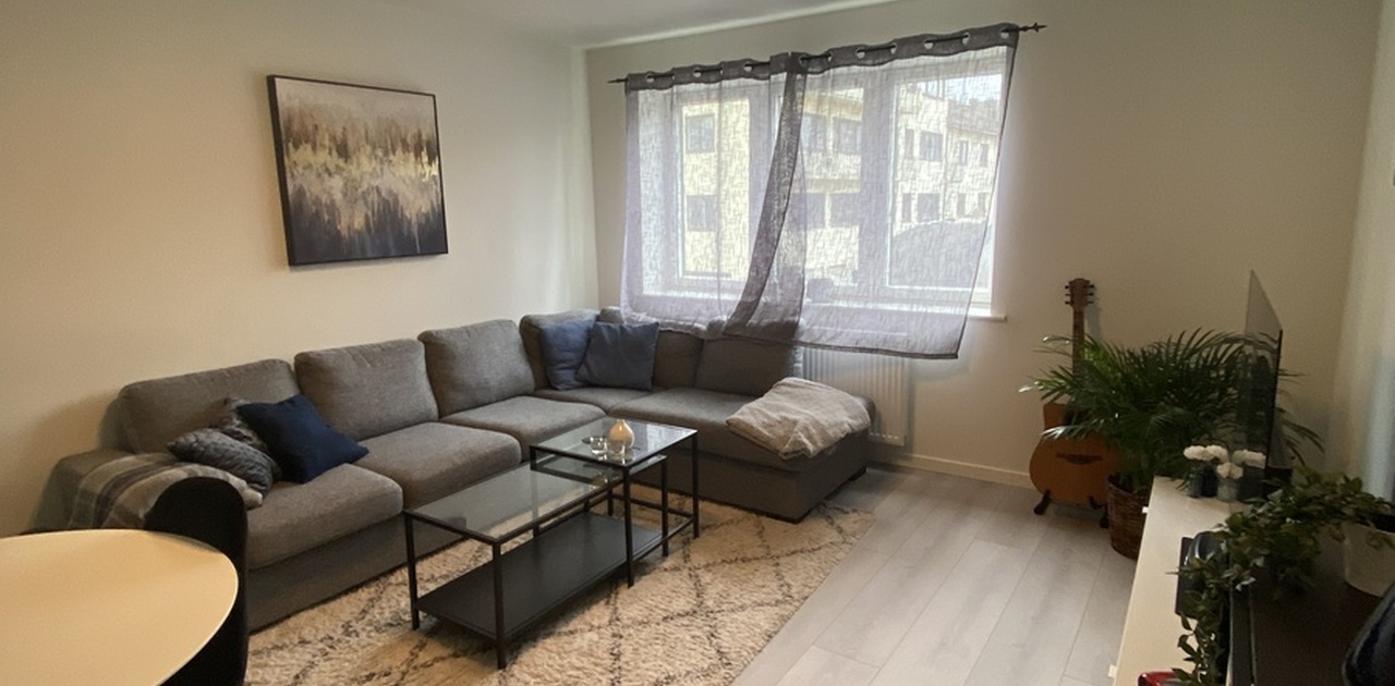 Stuen slik den er møblert av leietakerne i dag