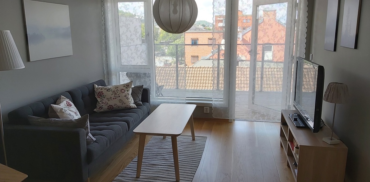 Stue/kjøkken med utgang til balkong