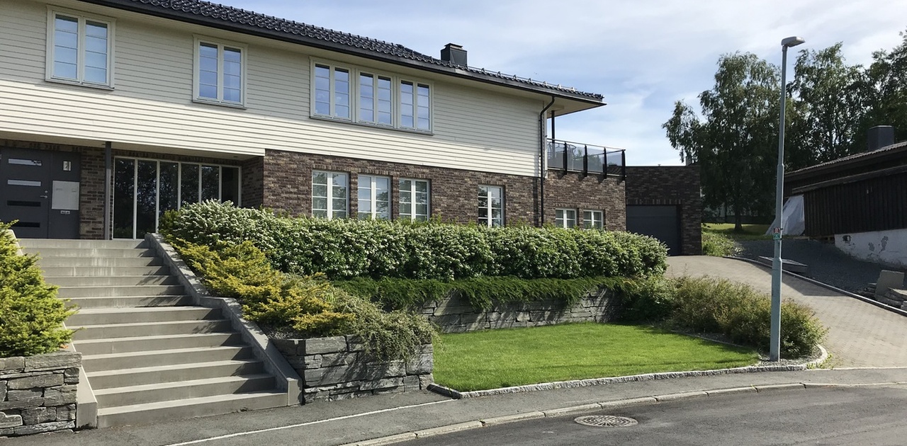 Hybel med store vinduer