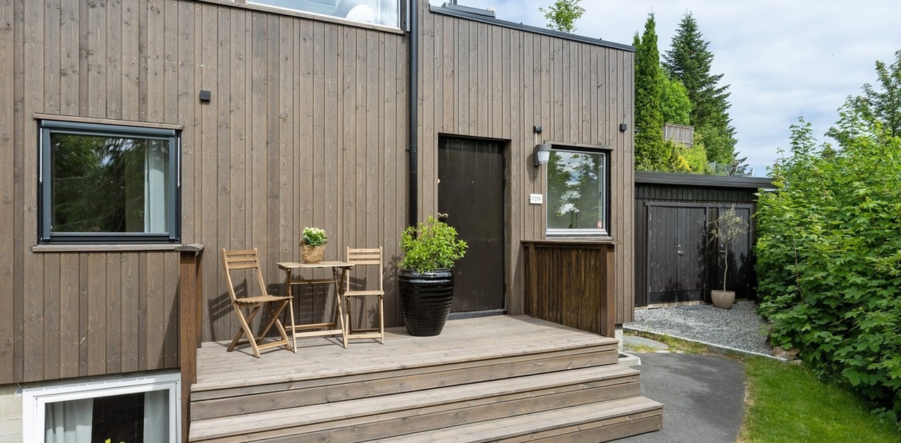 Velkommen til Holmenkollveien 125J! Egen inngang til hybelen på høyre side av huset.
