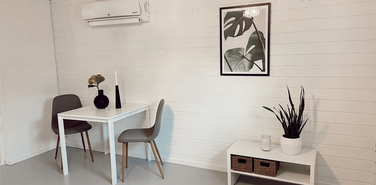 Stue med tv benk og spisebord