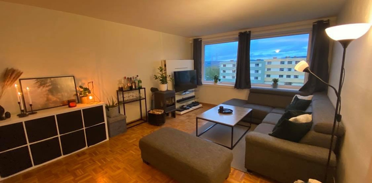 Stor stue med god plass til å være sosial