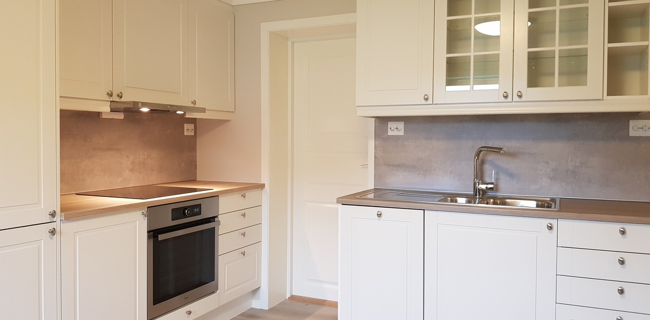 Kjøkkendel m induksjonstopp, stekeovn, mikro, kombiskap og oppvaskmaskin