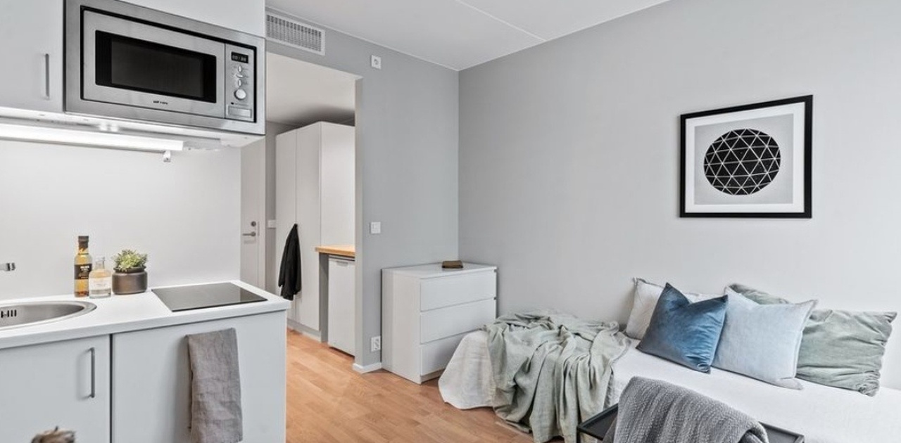 Dekorert slik nåværende leietaker har det og kan avvike noe ved visning. Seng kan enkelt utvides til dobbelseng.