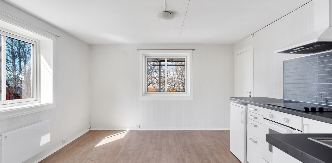 Vindu i front er mot vest og kvaløya. Vindu til venstre er mot sør. Dør til høyre går mot gang og eget bad. Gode solforhold.