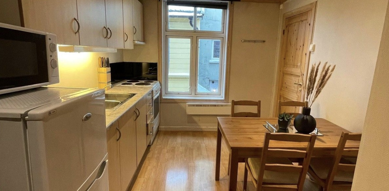 Separat og romslig kjøkken med plass til spisegruppe