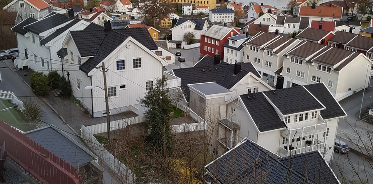 Flott utsikt fra tomten, plen/uteområde kan brukes av leietaker (felles)