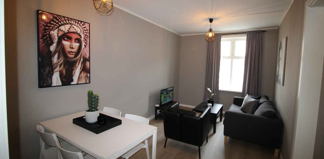 Tollbodgt 60a - Fin stue med spiseavdeling og sofa/Tv avdeling