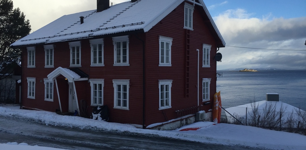 Boligen ligger rett ved Trondheimsfjorden.