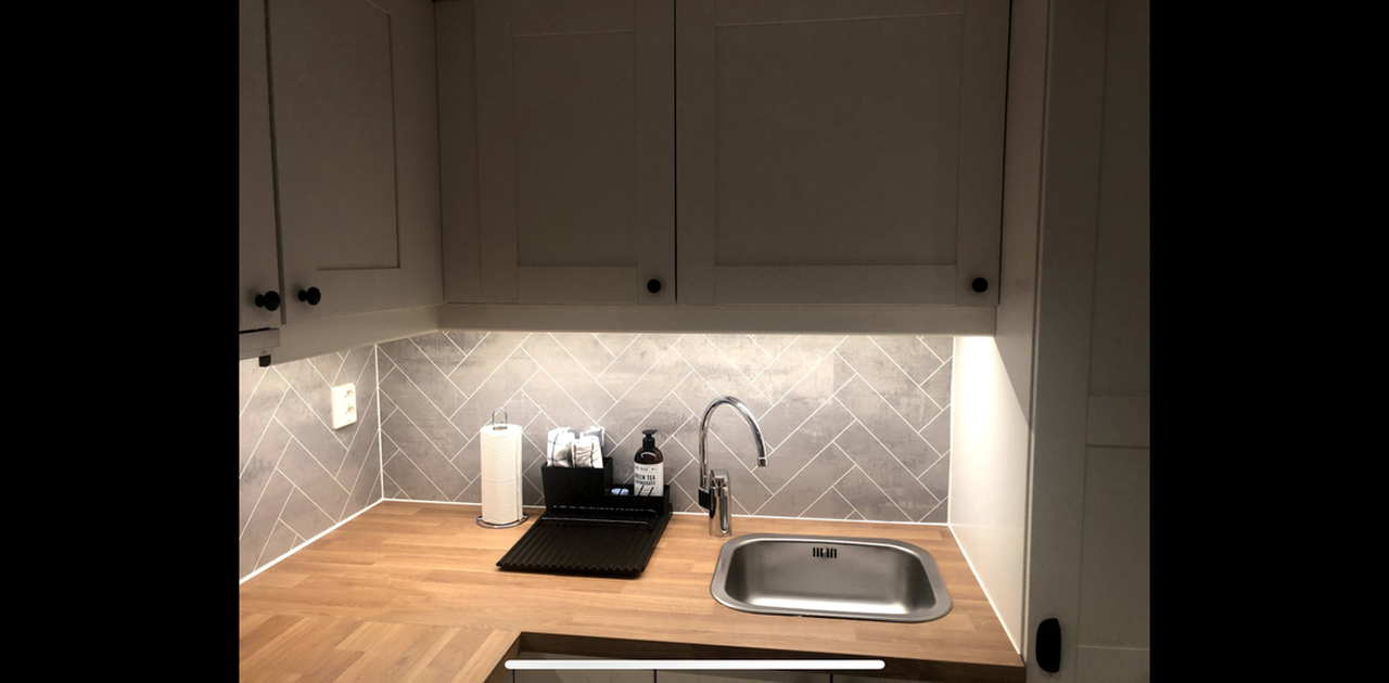 Kjøkken med kjøleskåp/frys, komfyr og koketopp.