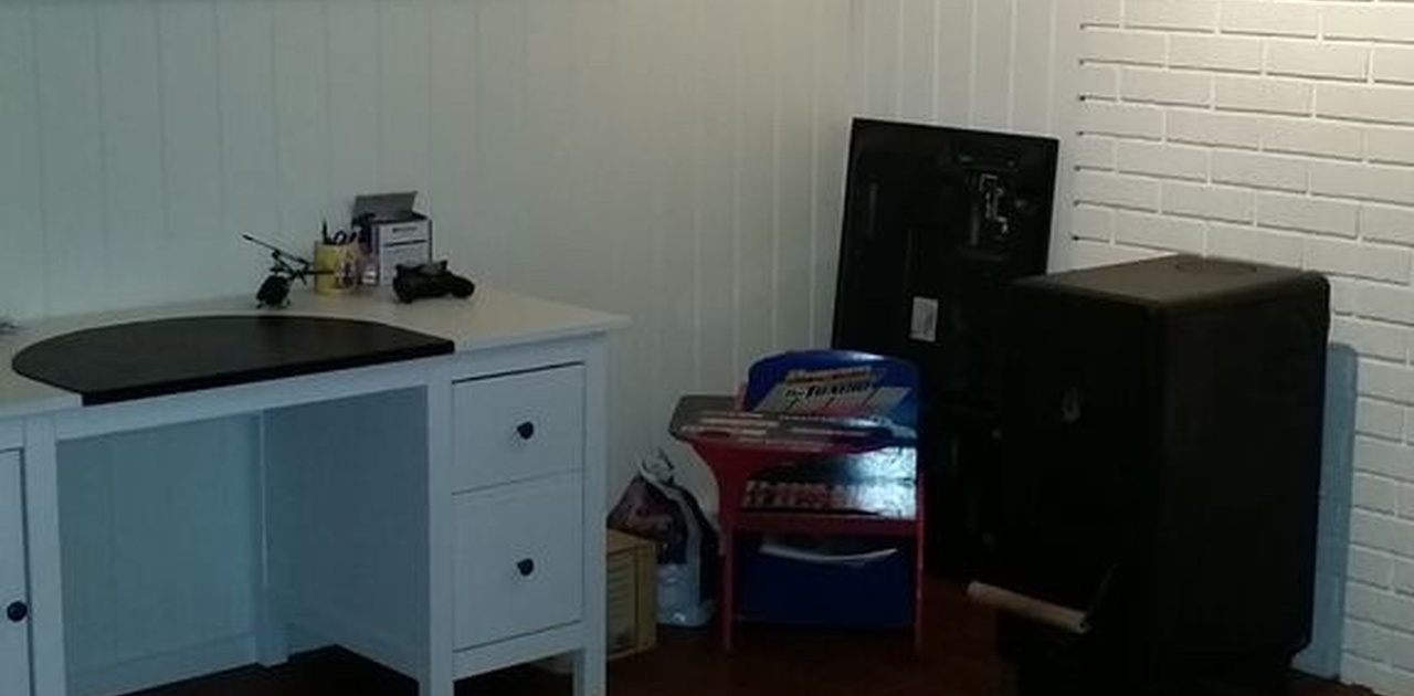 Eit rom med mange bruksmuligheter, her brukt som kontor. Vedovn gjer rommet lett å varme opp.