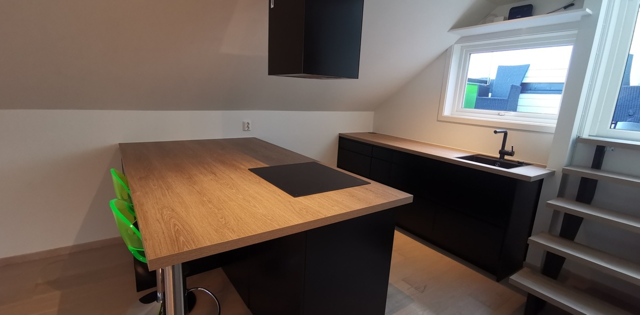 Kjøkken med integrert frys og kjøleskap