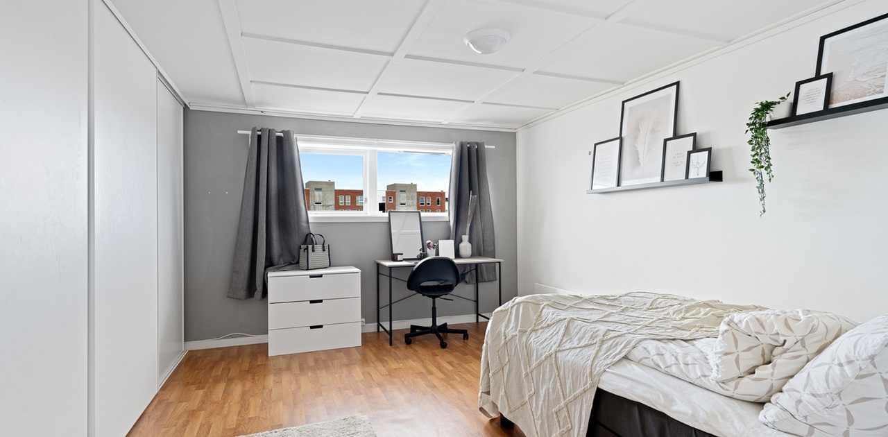 Rom 2. 15, med god utsikt, gode solforhold og med stor skyvedørs gaderobe.