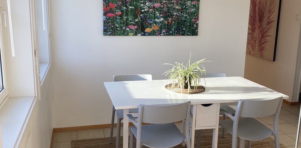 Lys stue med spisebord