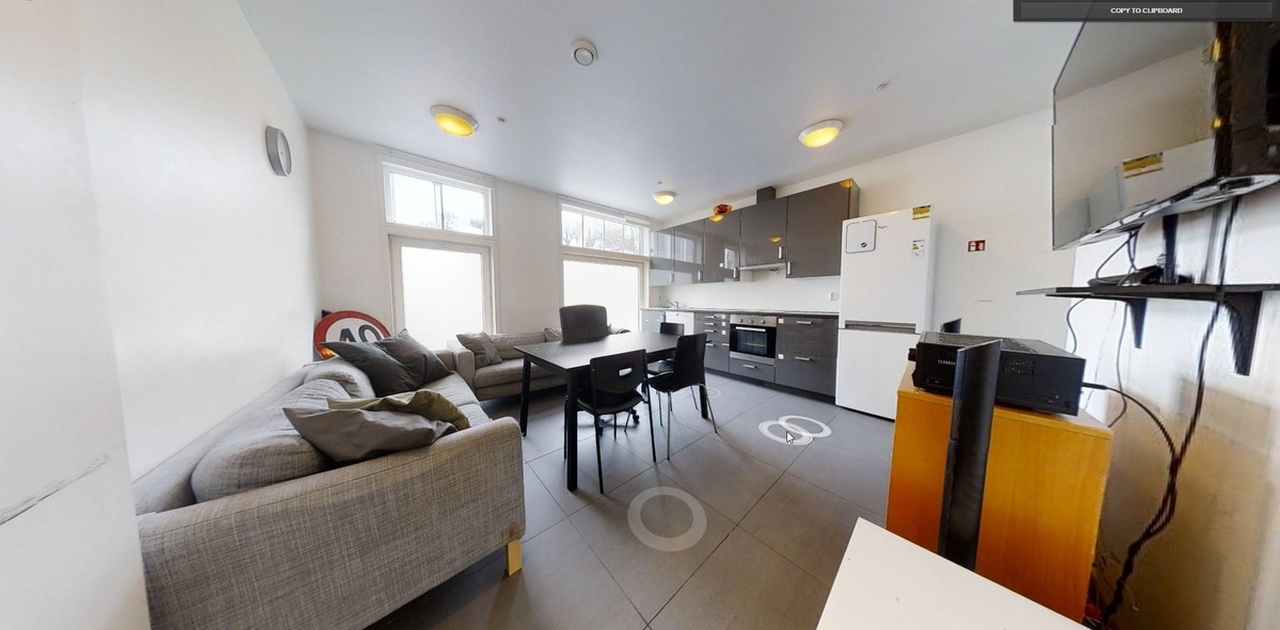 Stuen er romslig, med åpen stue-kjøkken løsning