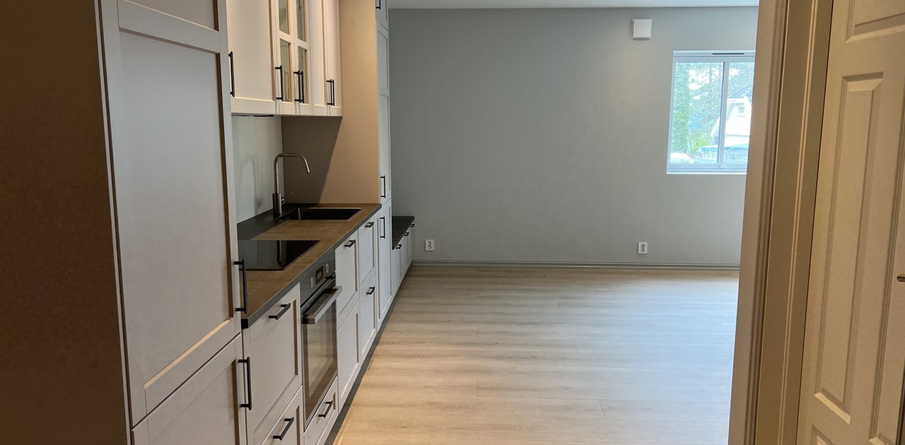 Fra en romslig gang, kommer du inn til åpen kjøkken-/stueløsning på ca 27 m2.