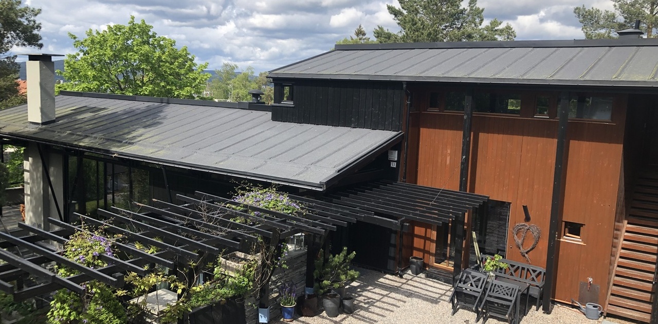 Inngang rett inn fra gårdsplass