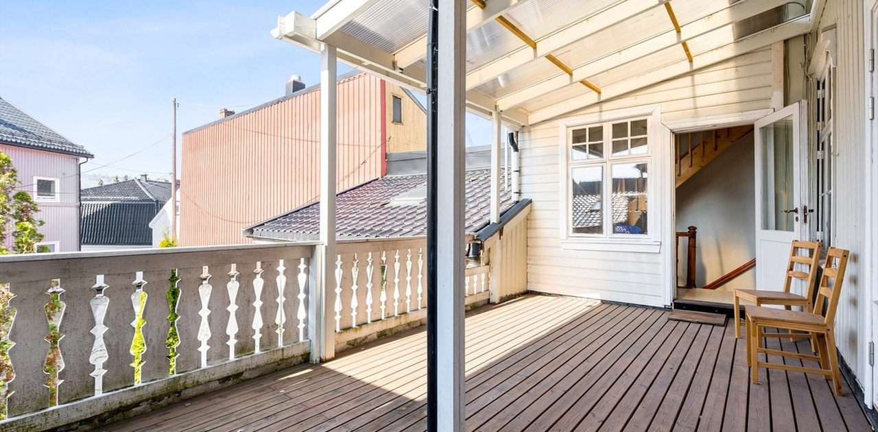 Deilig sørvendt og skjermet terrasse