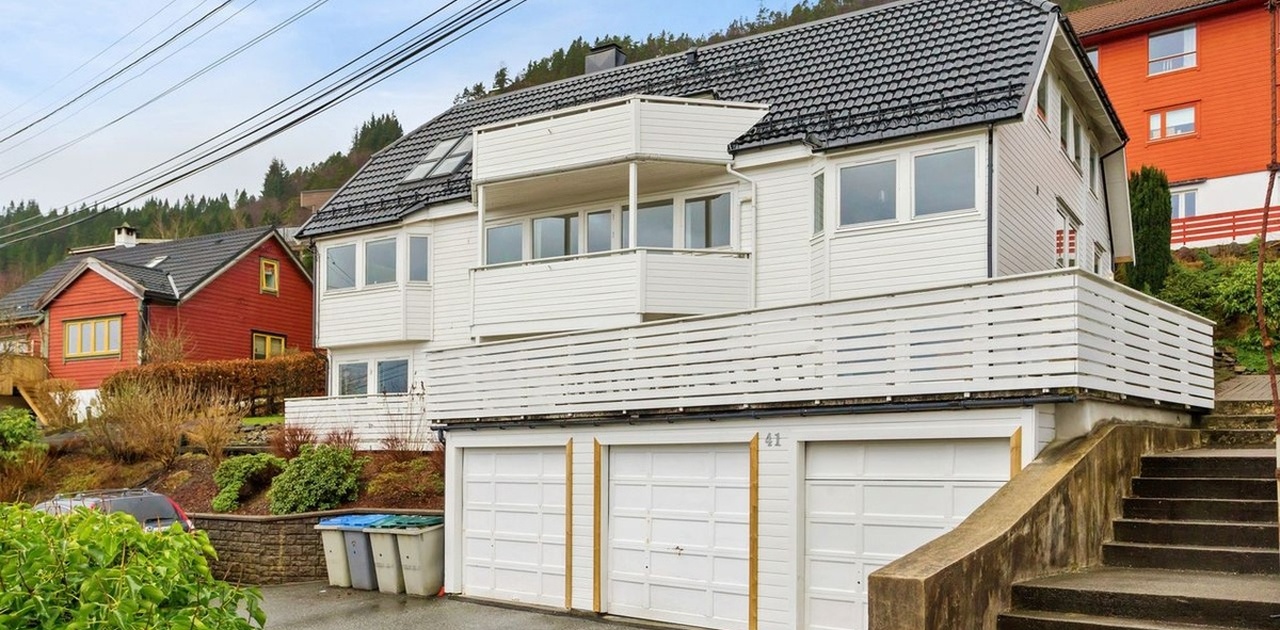 Midterste garasje følger leiligheten