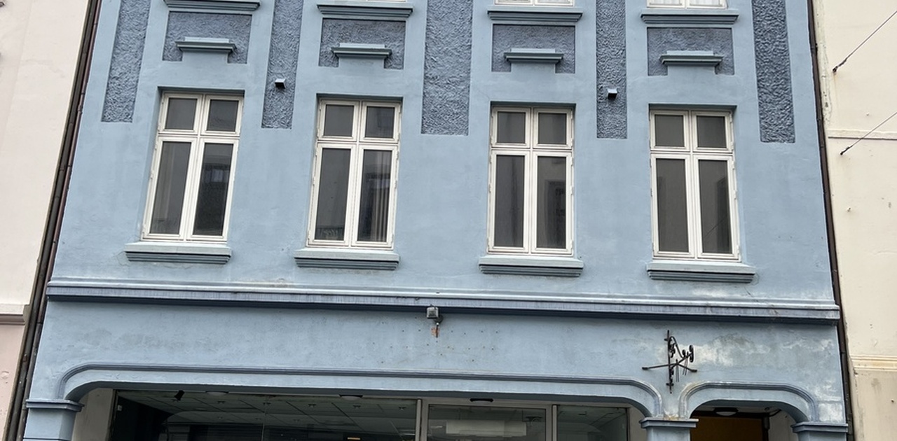 på toppen av denne bygården