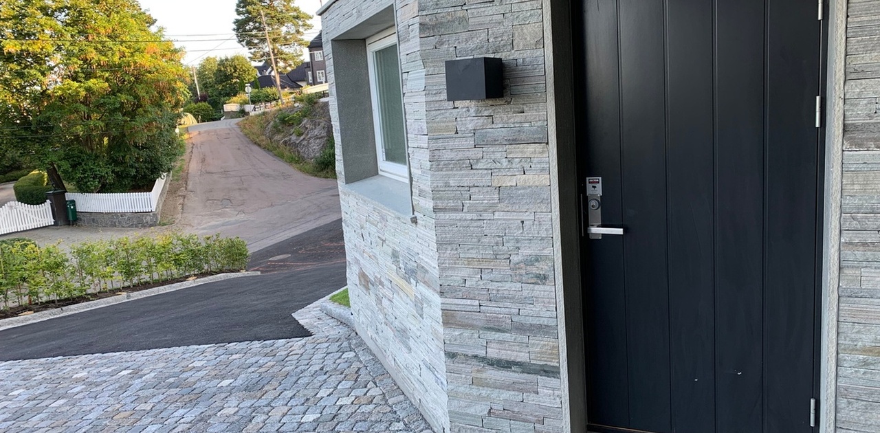 Inngang (Yale doorman for nøkkelfri løsning er satt inn i ettertid)