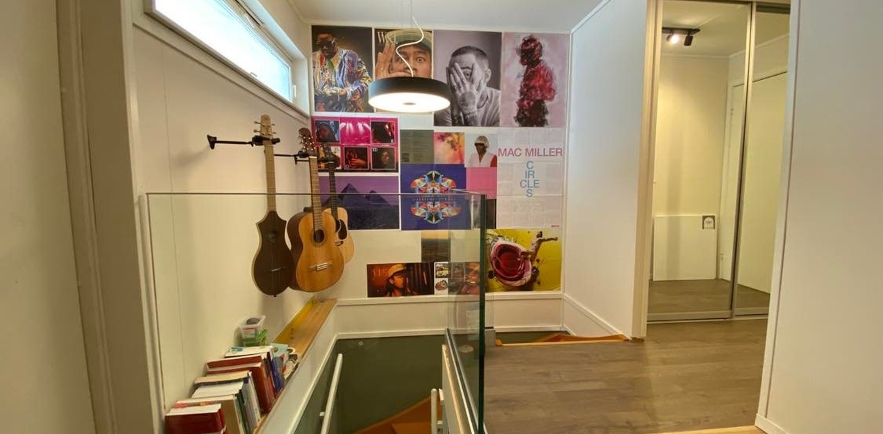 flislagt gang med varmekabler, speilgarderobe og god lagringsplass. NB! Plakatveggen kan ikke tas ned.