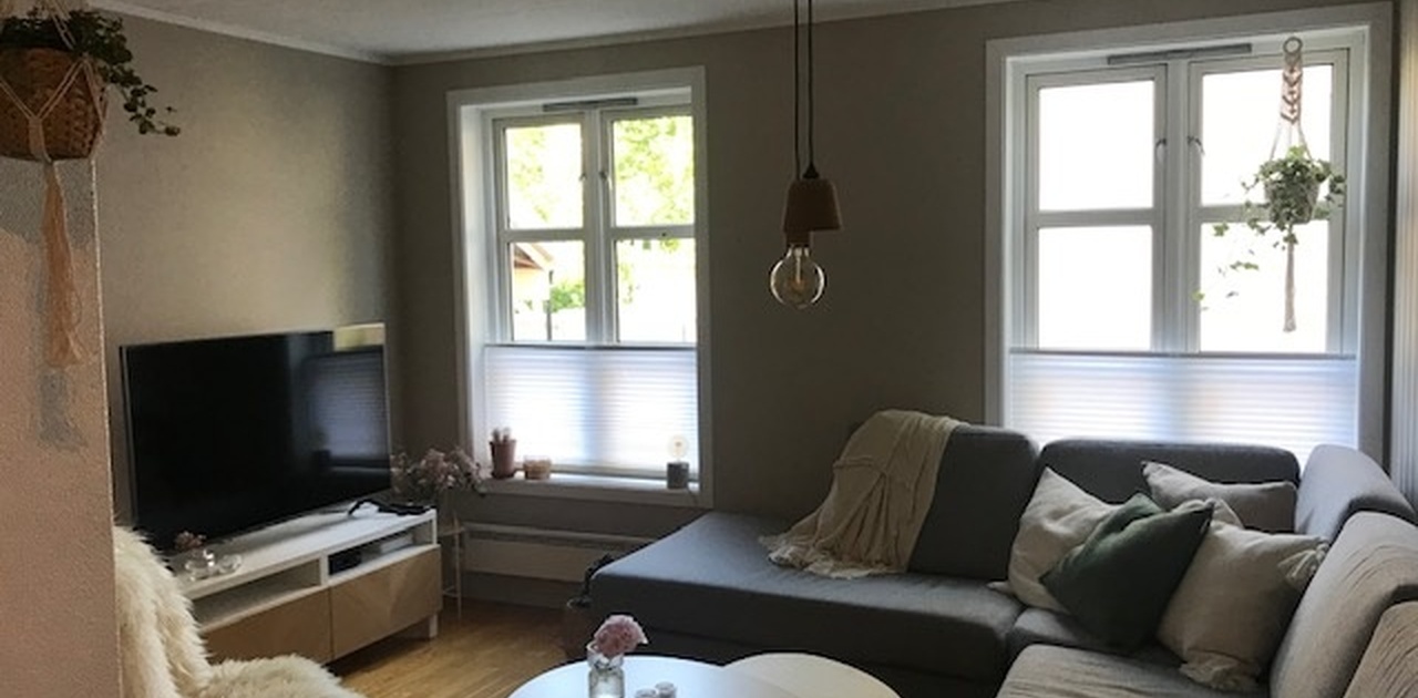 Stue med koselig sofakrok og TV