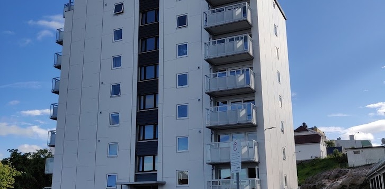 Nyoppusset utside av blokken