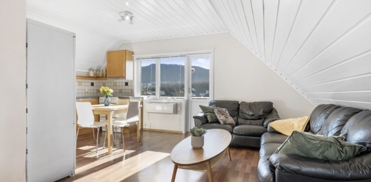 Felles stue og kjøkken med åpen løsning. (Møbler stemmer ikke helt med dagens møbler)