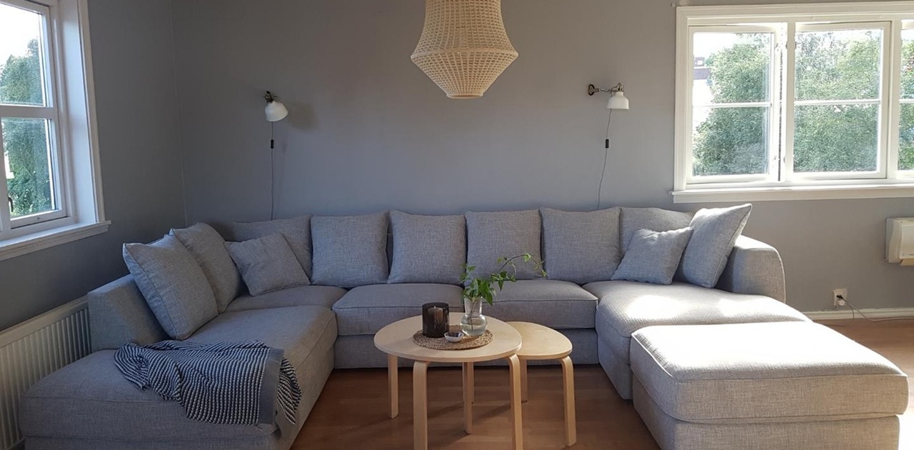 Store fine oppholdsrom. Stue med stor sofa.
