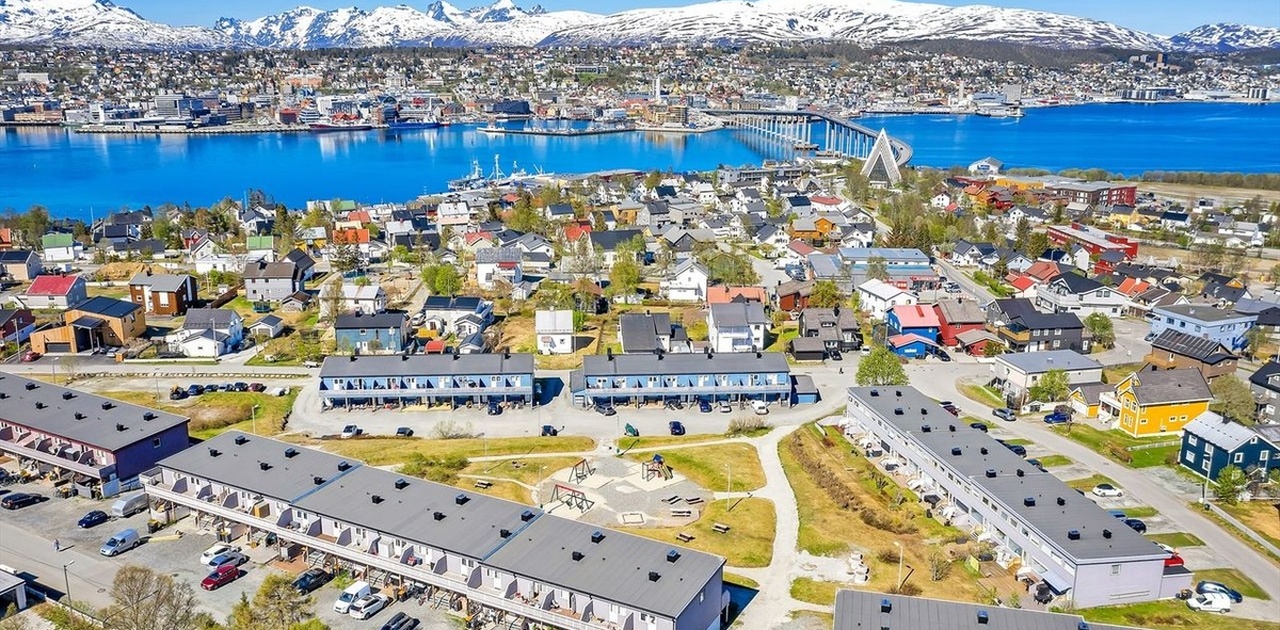 Sett fra luften, mot Tromsø by. Nr 59 er der rød bil står.