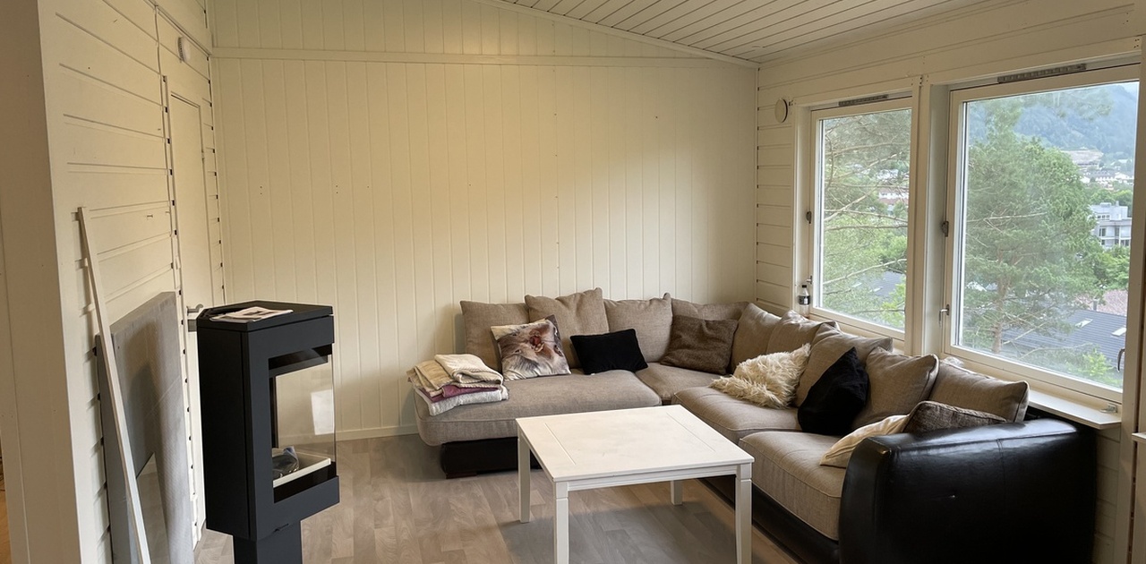Felles stue med vedfyring, samt varmepumpe (Aircondition)Koselig stue