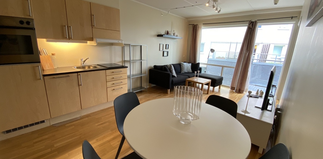 Spise plass ved kjøkkken mot stue