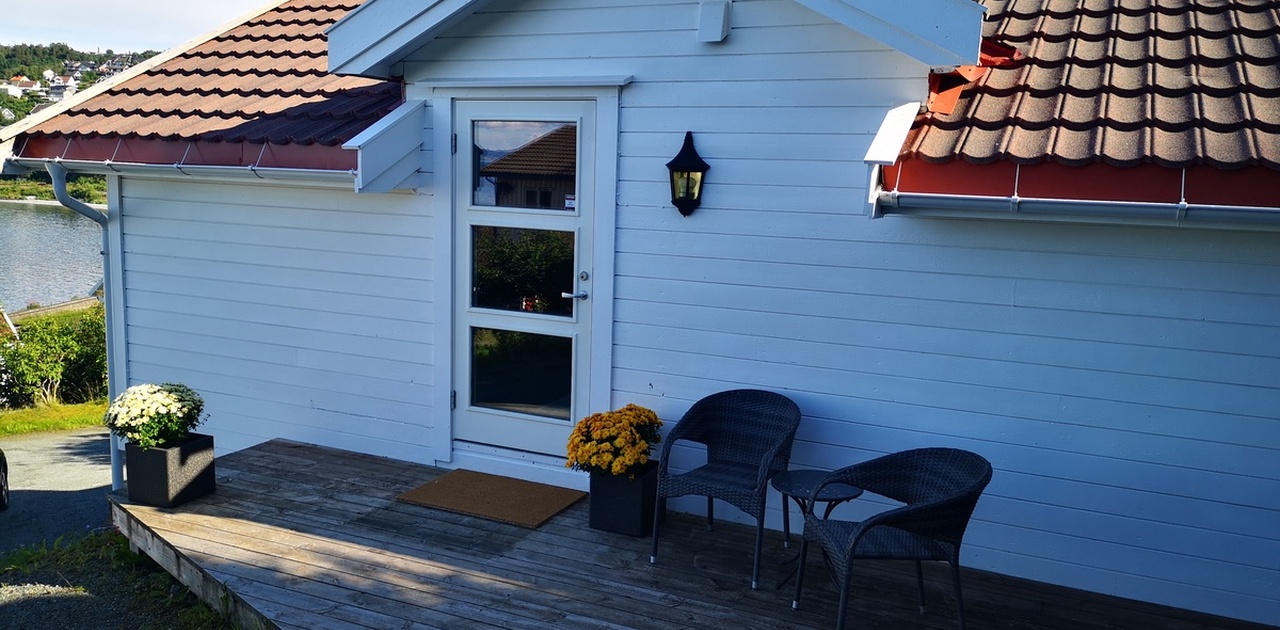 Forsiden av huset - Uteplass på begge sider av huset
