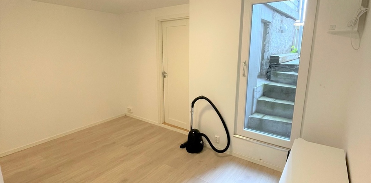 Stuen er romslig, med grei plass til sofakrok/tv