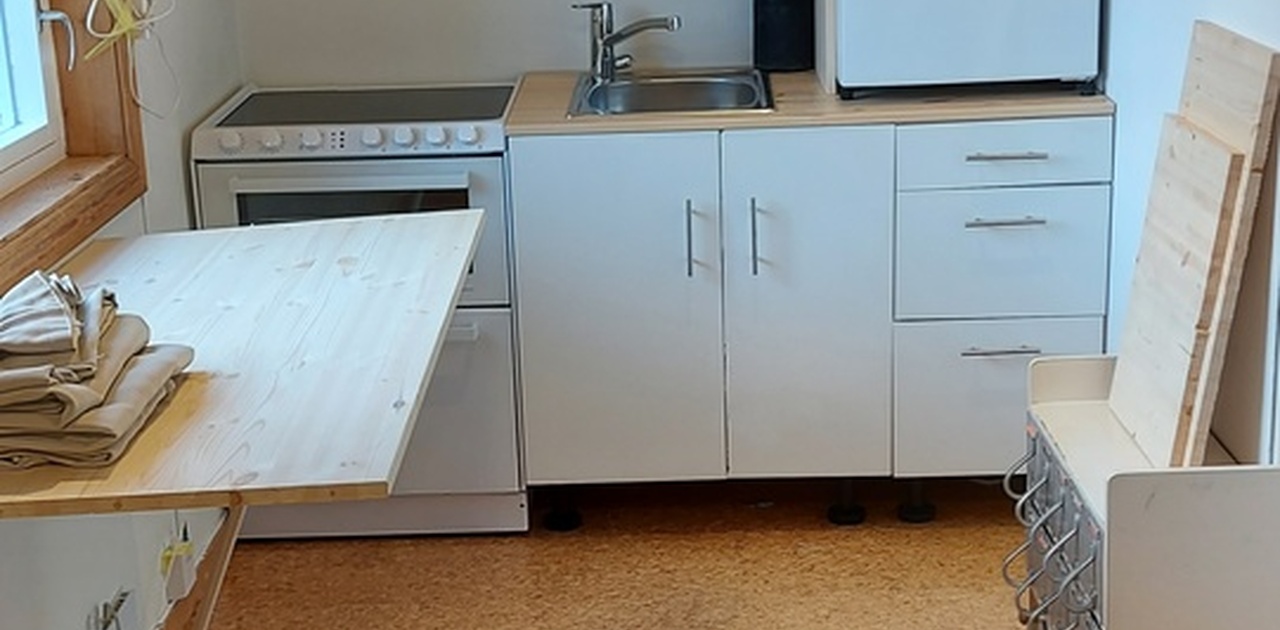 Kjøkkenkrok m/nedfellbart skrive/spisebord. Kommer skapdører etterhvert.