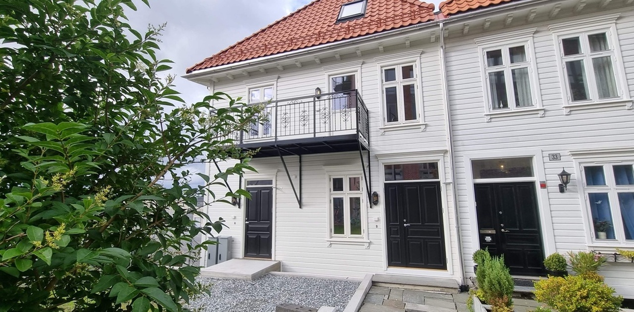 Fasade Sydnesgaten. Leiligheten har egen inngang på baksiden.
