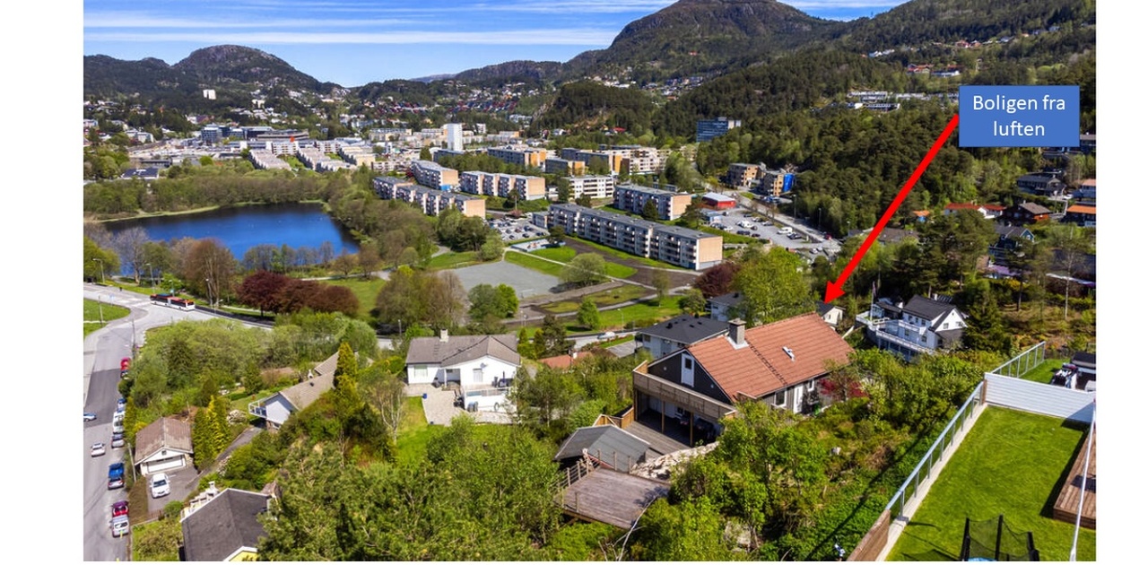 boligen fra luft, men takstein ble skiftet (svart farge) etter bildet ble tatt.