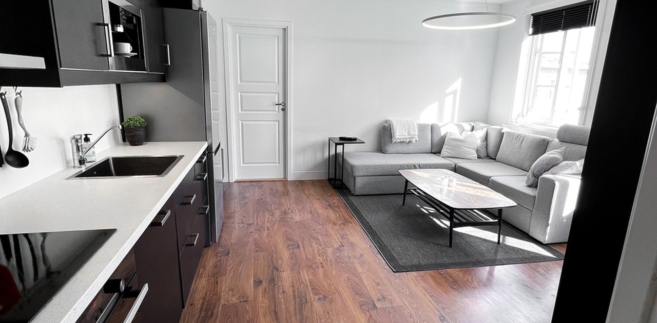 Lys og romslig åpen stue/kjøkken løsning med alt man kunne trenge